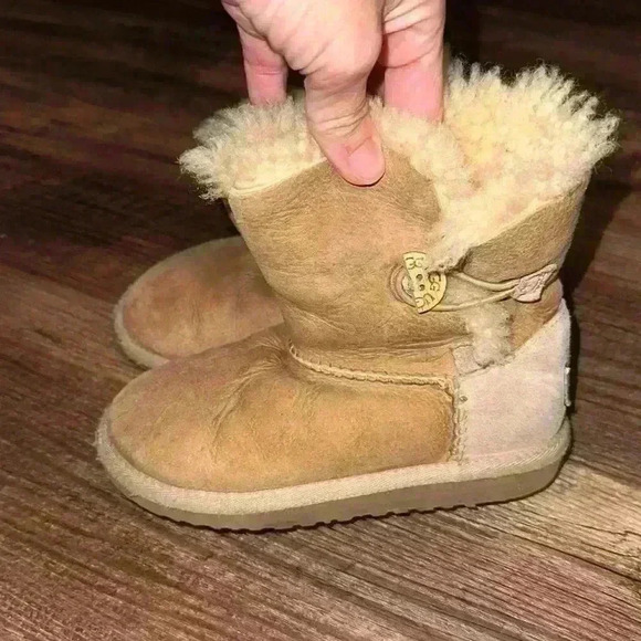UGG short boots KIDS BAILEY BUTTON - CHESTNUT  no size but fit sz 10 toddler imo - Picture 1 of 6